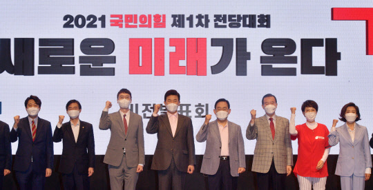 지난 5월25일 서울 마포구 누리꿈스퀘어에서 열린 국민의힘 제1차 전당대회 비전발표회에서 (왼쪽부터) 이준석, 조경태, 김웅, 윤영석, 주호영, 홍문표, 김은혜, 나경원 당대표 예비후보가 기념촬영을 하고 있다.연합뉴스